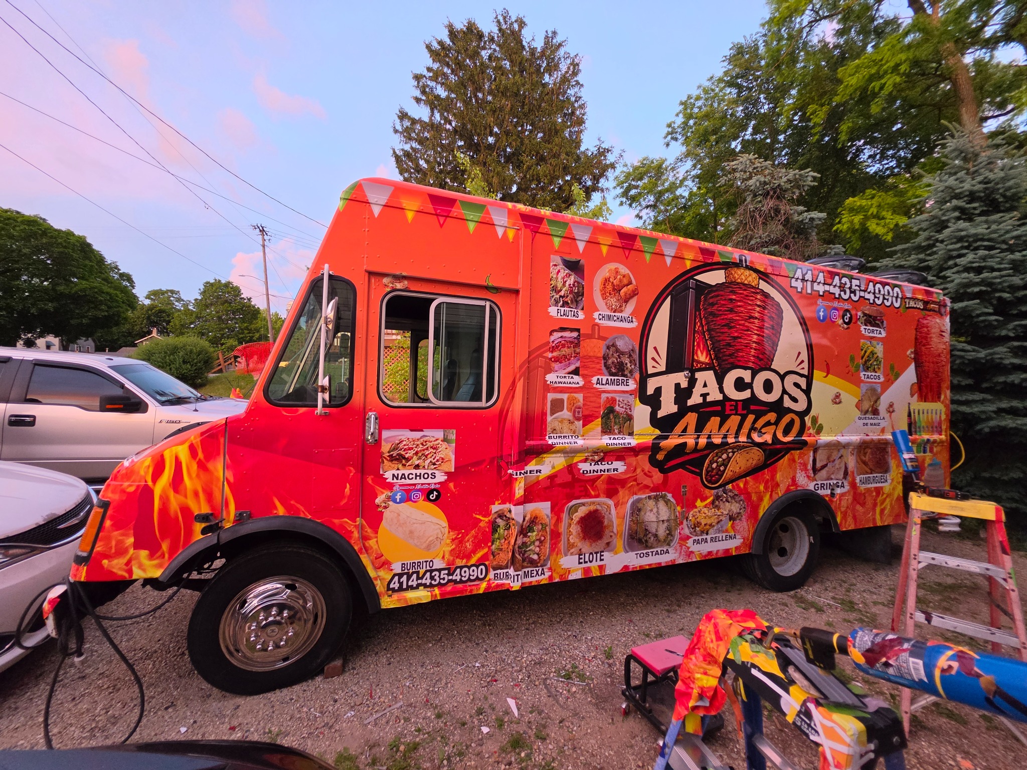 Food truck envuelto por Hernandez Graphix
